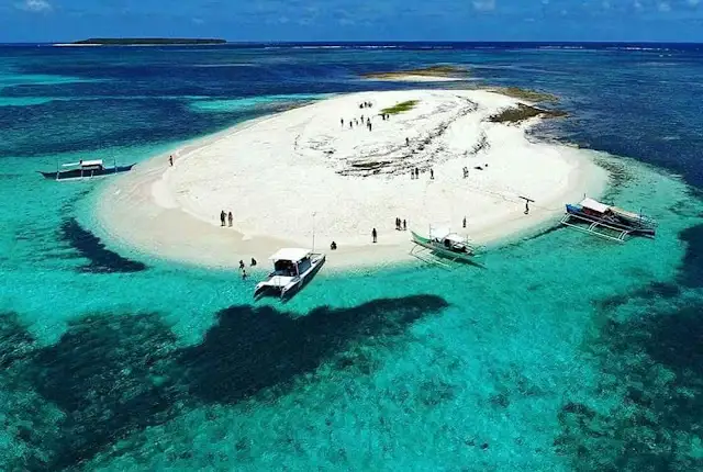 Island hopping boats and lagoons in Siargao